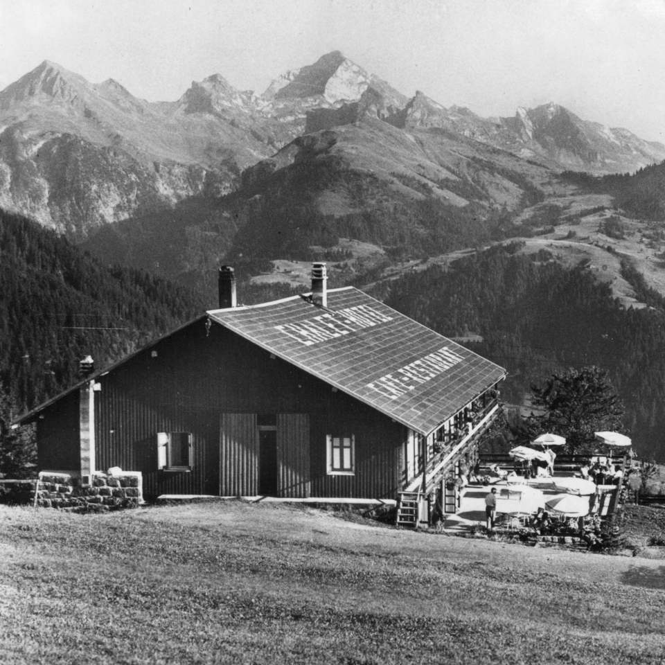 Vue sur le massif des Aravis et sur un Chalet Hôtel de la Croix Fry, Hôtel 4 étoiles La Clusaz