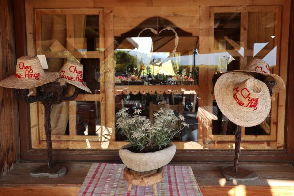 Pot de fleur sur un tabouret au milieu du chalet de l'Hôtel de la Croix Fry, séjour, week-end et vacances à La Clusaz en Haute-Savoie